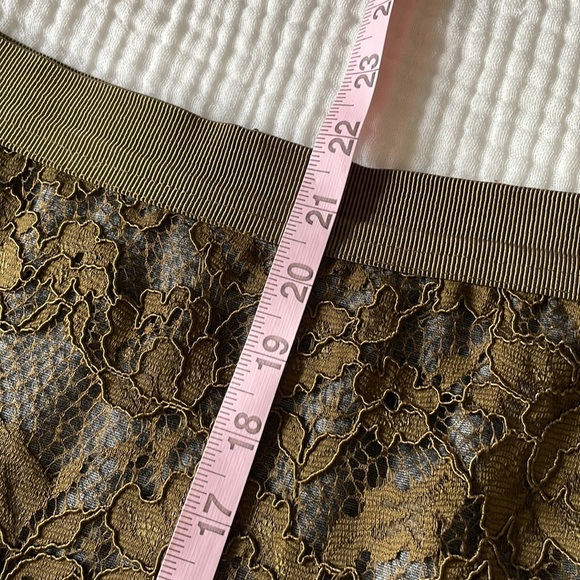 Gorgeous pencil skirt with lace overlay - Picture 5 of 7